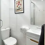 Hostel Flower House Chopin Airport *