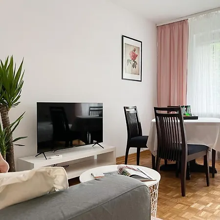 Hostel Flower House Chopin Airport *