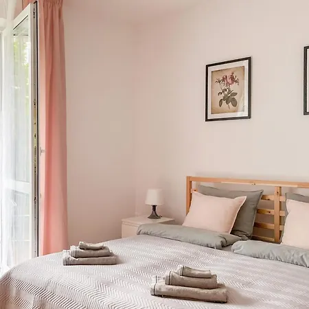 Hostel Flower House Chopin Airport Warschau