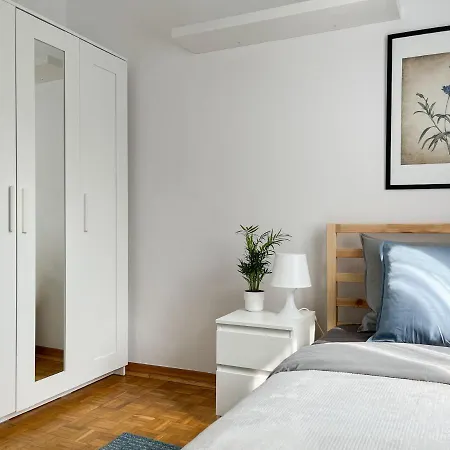 Hostel Flower House Chopin Airport *