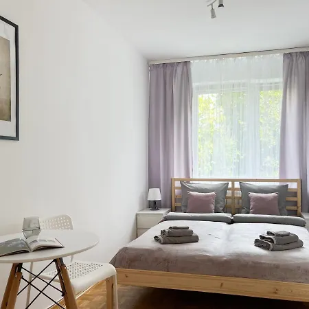 Flower House Chopin Airport Warschau