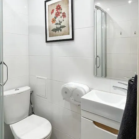 Hostel Flower House Chopin Airport *