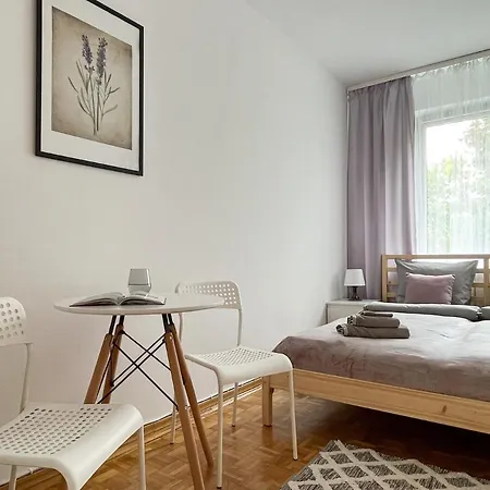 Hostel Flower House Chopin Airport