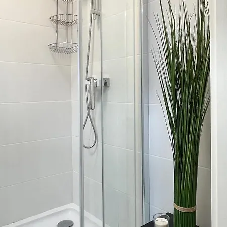 Hostel Flower House Chopin Airport