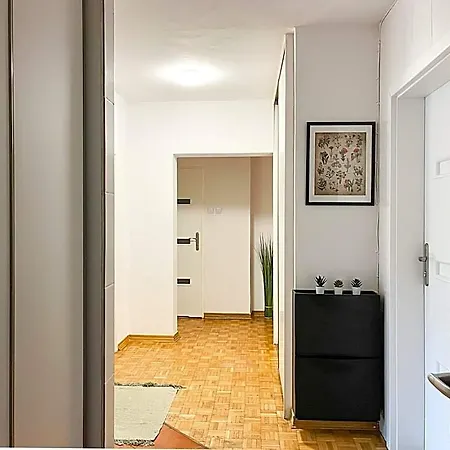 Hostel Flower House Chopin Airport *