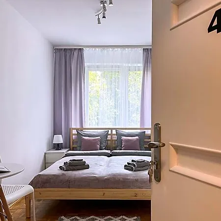 Flower House Chopin Airport Hostel Varşova