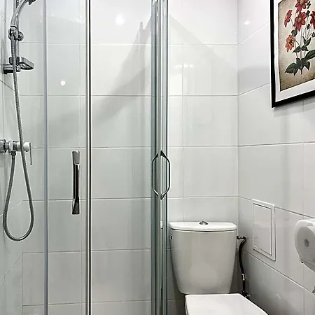 Hostel Flower House Chopin Airport *
