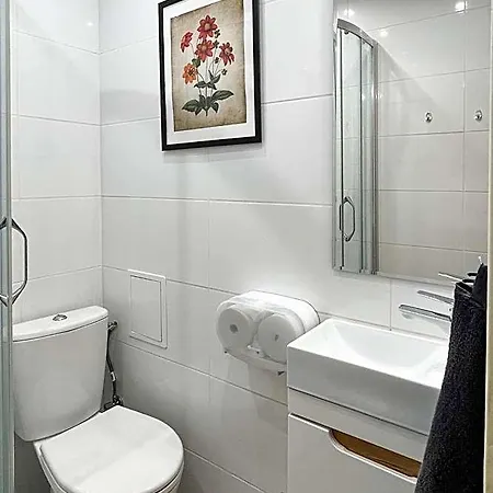 Hostel Flower House Chopin Airport *