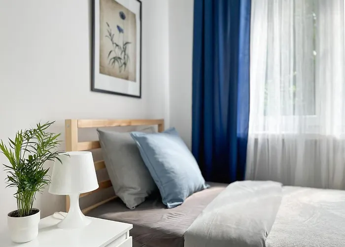 Flower House Chopin Airport Hostel *