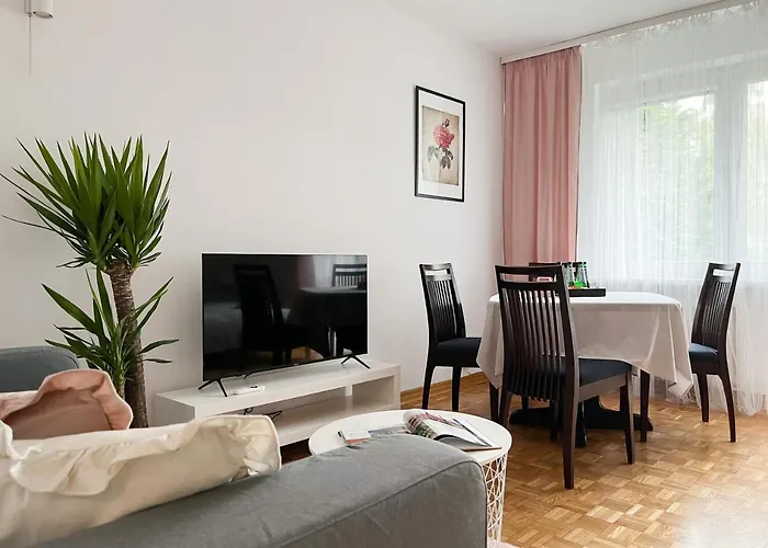 Hostel Flower House Chopin Airport *