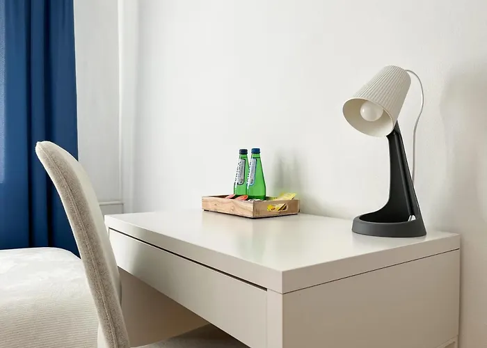 Hostel Flower House Chopin Airport *