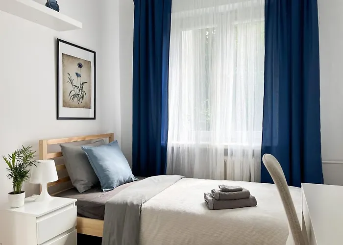 Flower House Chopin Airport Hostel *