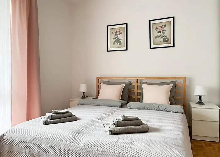 Flower House Chopin Airport Hostel *