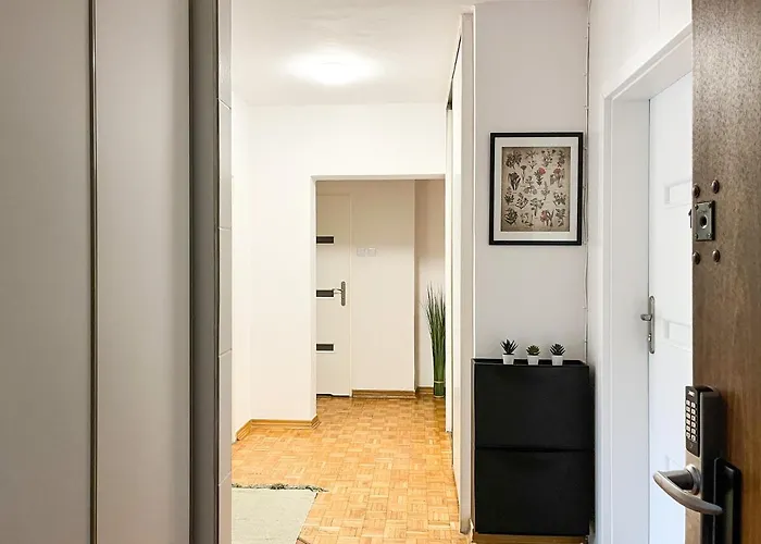 Flower House Chopin Airport *