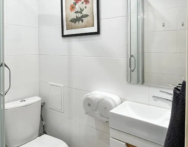 Hostel Flower House Chopin Airport *