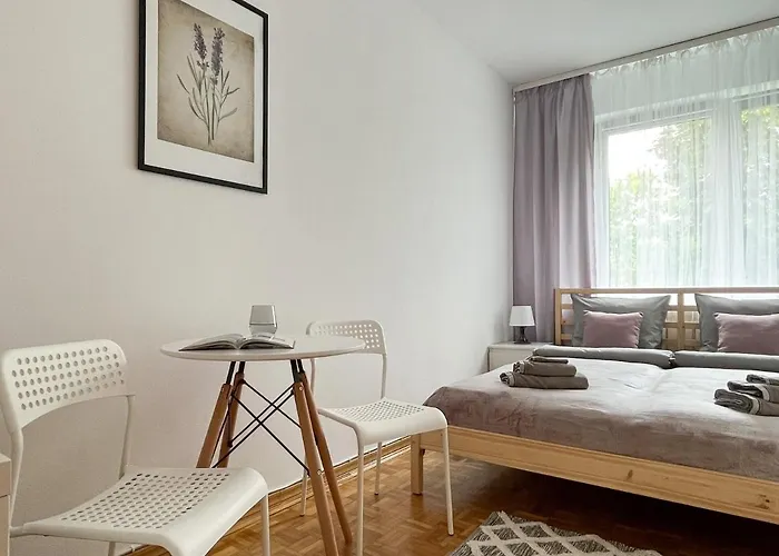 Hostel Flower House Chopin Airport