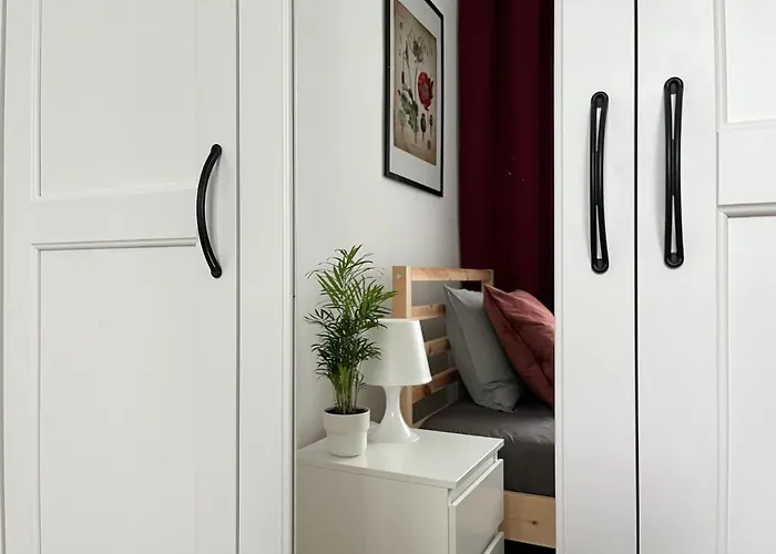 Hostel Flower House Chopin Airport *