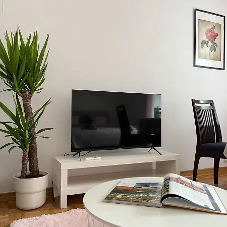 Flower House Chopin Airport Ostello