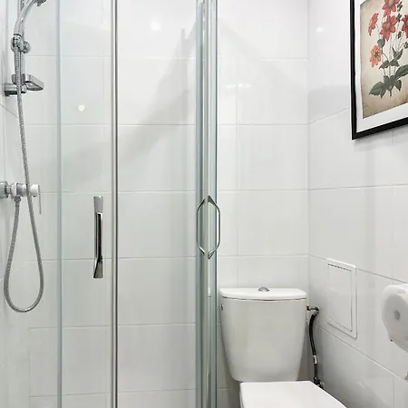 Flower House Chopin Airport Ostello