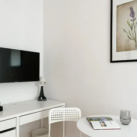 Flower House Chopin Airport Ostello