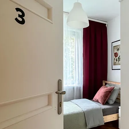 Flower House Chopin Airport * ワルシャワ