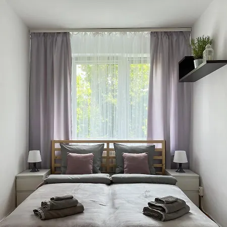 Flower House Chopin Airport ホステル